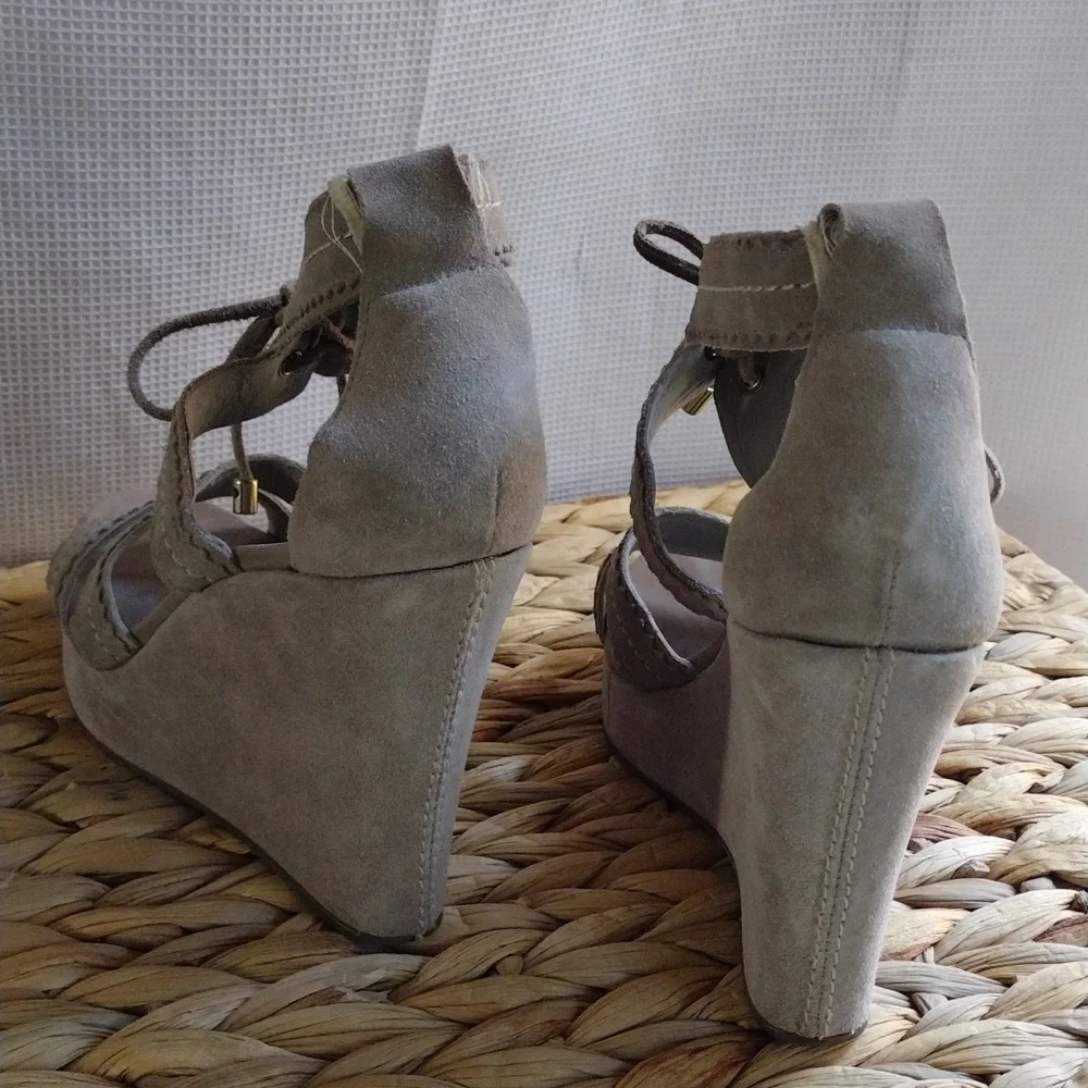 Juicy Couture suede taupe platform sandals 6